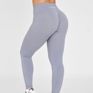 Grey high-waisted leggings with a flattering fit.